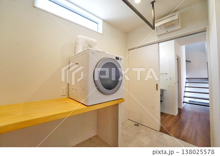 乾燥機のある広い洗面所 138025578