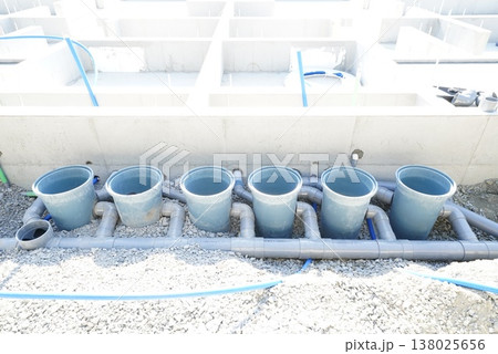 建築現場の水道工事 138025656