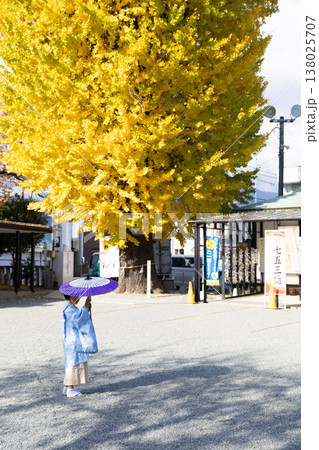 神社にて五歳の七五三 神社にて五歳の七五三 138025707