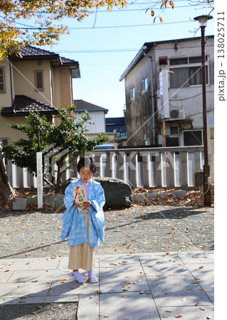 神社にて五歳の七五三 神社にて五歳の七五三 138025711