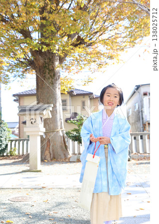 神社にて五歳の七五三 138025712