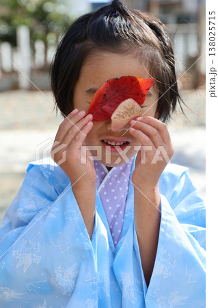 神社にて五歳の七五三 神社にて五歳の七五三 138025715