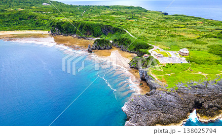 沖縄県北部、辺戸岬をドローン空撮 沖縄本島最北端 辺戸岬 沖縄県北部、辺戸岬をドローン空撮 沖縄本島最北端 辺戸岬 138025794