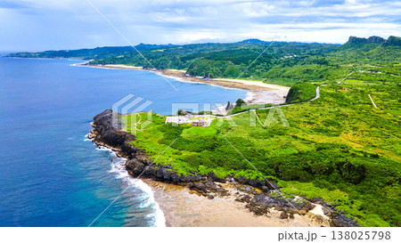 沖縄県北部、辺戸岬をドローン空撮　沖縄本島最北端 辺戸岬 138025798