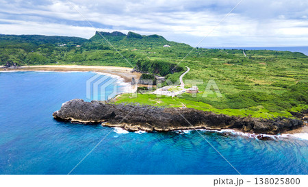沖縄県北部、辺戸岬をドローン空撮　沖縄本島最北端 辺戸岬 138025800
