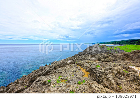 沖縄本島最北端 辺戸岬の景色 (沖縄県) 沖縄本島最北端 辺戸岬の景色 (沖縄県) 138025971