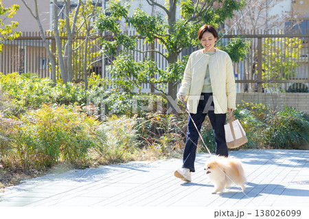 ライフスタイル　愛犬とお散歩している女性 138026099