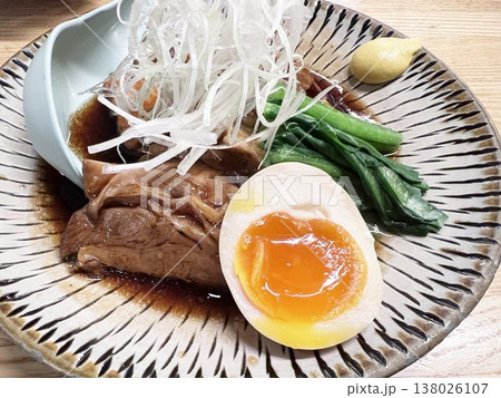 テーブルの上の美味しそうな豚の角煮 138026107