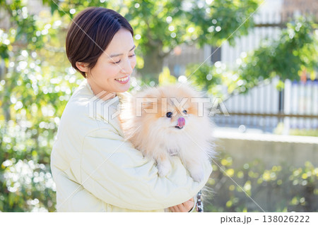 ライフスタイル　愛犬を抱っこしている女性 138026222