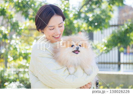 ライフスタイル　愛犬を抱っこしている女性 138026226