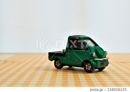 かわいい軽トラックのミニカー 138026235
