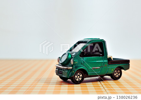 かわいい軽トラックのミニカー 138026236