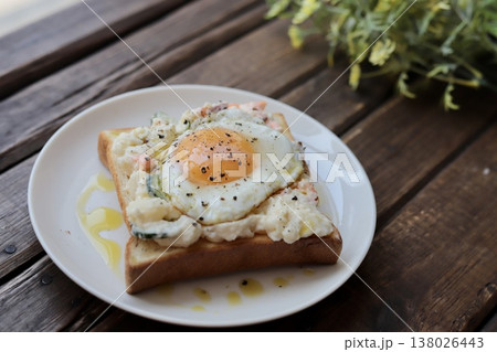 オリーブオイルをかけたポテトサラダと目玉焼きのオープンサンド オリーブオイルをかけたポテトサラダと目玉焼きのオープンサンド 138026443