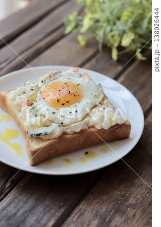 オリーブオイルをかけたポテトサラダと目玉焼きのオープンサンド オリーブオイルをかけたポテトサラダと目玉焼きのオープンサンド 138026444