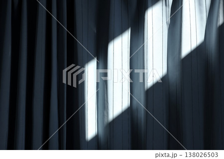 窓から入った太陽の光がカーテンに投影される 138026503