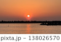 海に沈む夕日 138026570