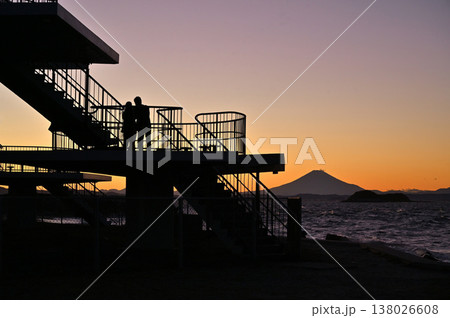 富津岬、明治百年記念展望塔と夕景と富士山 富津岬、明治百年記念展望塔と夕景と富士山 138026608