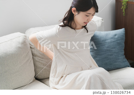 ソファーでくつろいでいる妊婦 ライフスタイルイメージ ソファーでくつろいでいる妊婦 ライフスタイルイメージ 138026734