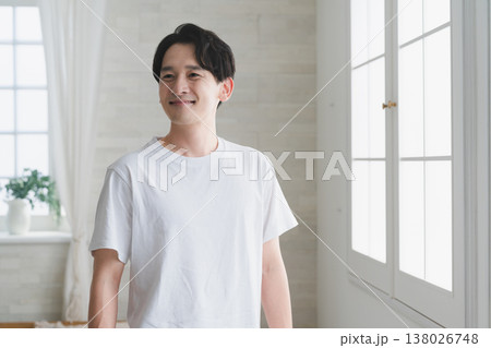 Tシャツを着た若い男性　ライフスタイルイメージ 138026748