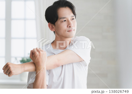 Tシャツを着た若い男性 ライフスタイルイメージ Tシャツを着た若い男性 ライフスタイルイメージ 138026749