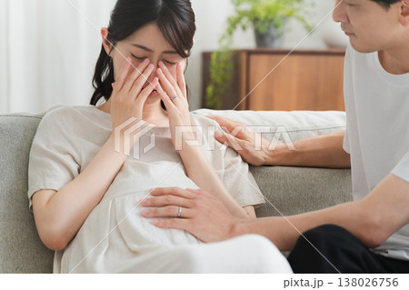 情緒不安定な妊婦に寄り添う夫 ライフスタイルイメージ 情緒不安定な妊婦に寄り添う夫 ライフスタイルイメージ 138026756