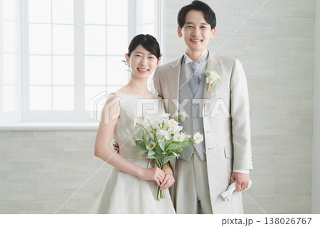 ドレス姿の新婦とタキシード姿の新郎 ウエディングイメージ ドレス姿の新婦とタキシード姿の新郎 ウエディングイメージ 138026767