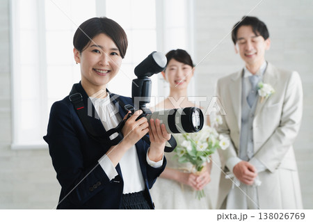 新郎新婦とカメラマン ウエディングイメージ 新郎新婦とカメラマン ウエディングイメージ 138026769
