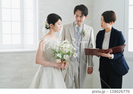 新郎新婦とウエディングプランナー ウエディングイメージ 新郎新婦とウエディングプランナー ウエディングイメージ 138026770