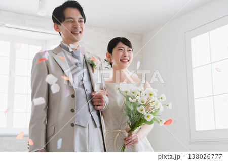 フラワーシャワーを受ける新郎新婦　ウエディングイメージ 138026777