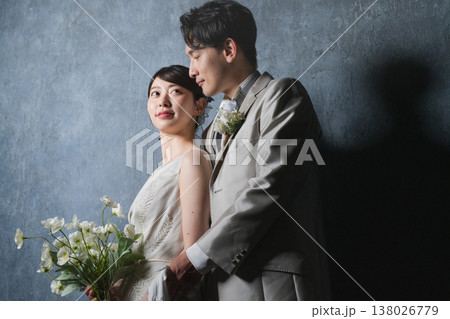寄り添う新郎新婦 ウエディングイメージ 寄り添う新郎新婦 ウエディングイメージ 138026779