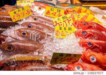 沖縄の市場に並ぶ色鮮やかな鮮魚と魚介類 138027077