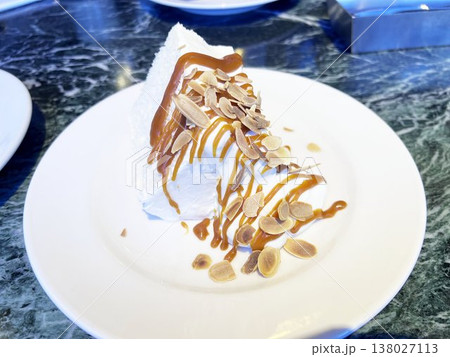 生クリームとキャラメルソースがけの美味しそうなシフォンケーキ 138027113
