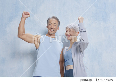 エクササイズするシニアの男性と女性 ガッツポーズ エクササイズするシニアの男性と女性 ガッツポーズ 138027589