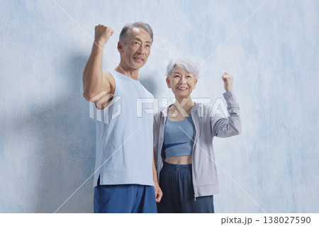 エクササイズするシニアの男性と女性 ガッツポーズ エクササイズするシニアの男性と女性 ガッツポーズ 138027590