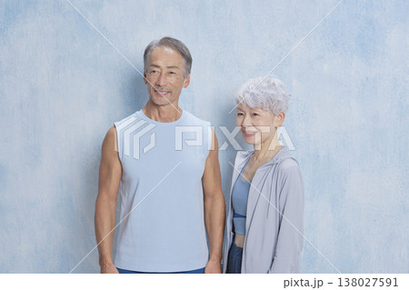 エクササイズするシニアの男性と女性のポートレート　カメラ目線 138027591