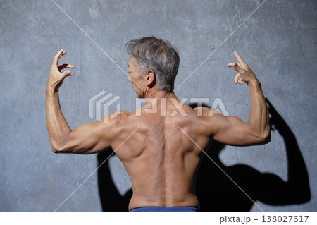 ポーズをとる筋肉のあるシニアの男性 後ろ姿 ポーズをとる筋肉のあるシニアの男性 後ろ姿 138027617