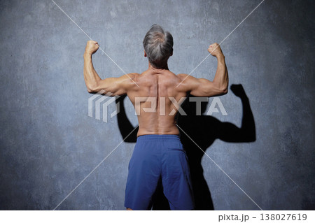 ポーズをとる筋肉のあるシニアの男性 後ろ姿 ポーズをとる筋肉のあるシニアの男性 後ろ姿 138027619