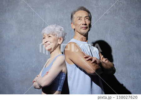 スポーツウェアを着たシニア男性と女性 ポートレート 黒背景 スポーツウェアを着たシニア男性と女性 ポートレート 黒背景 138027620