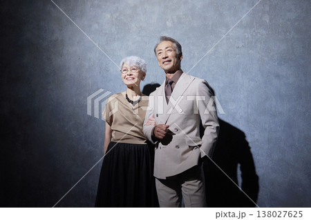 仲良しのシニア夫婦のポートレート 黒背景 仲良しのシニア夫婦のポートレート 黒背景 138027625