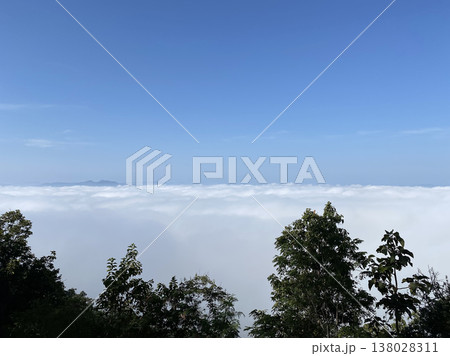 Sea of clouds with mountain peaks 138028311