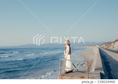 海を見つめる若い女性のポートレート 138028460