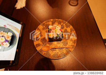 俯瞰で見る春の上生菓子　金色のトレーに映える花形の和菓子 138028482