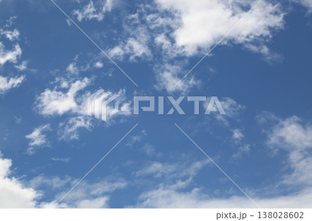 青空と白い雲 138028602