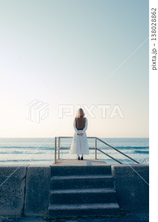 海辺でカメラを構える若い女性 海辺でカメラを構える若い女性 138028862