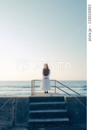 海辺でカメラを構える若い女性 海辺でカメラを構える若い女性 138028863