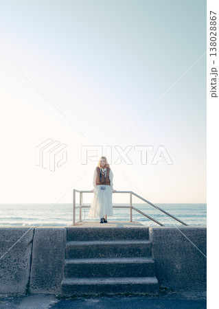 海辺でカメラを構える若い女性 海辺でカメラを構える若い女性 138028867