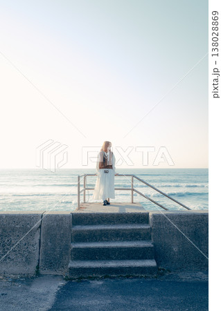 海辺でカメラを構える若い女性 海辺でカメラを構える若い女性 138028869