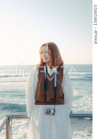 海辺で微笑むカメラ女子 138028923