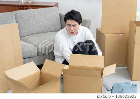 引越しの荷造りが終わらない男性（段ボール・片付け・整理） 138028928