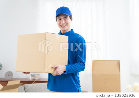 ダンボールを持つ笑顔の引越し業者 ダンボールを持つ笑顔の引越し業者 138028936